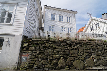 石墙与白栅栏环绕的北欧民居