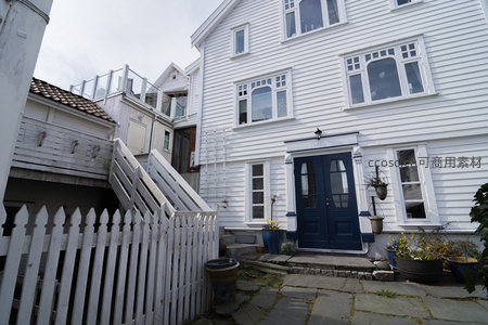 白色木屋与蓝色大门的宁静街景