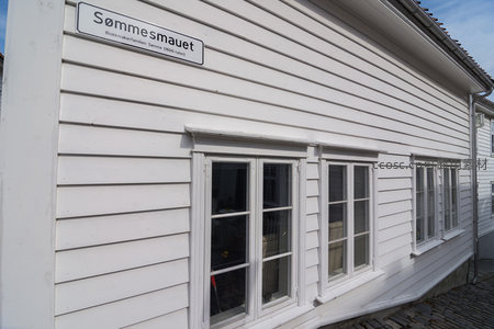 白色木墙上的历史街牌特写