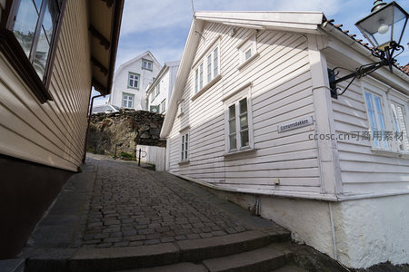 鹅卵石小巷中的斜坡与白屋