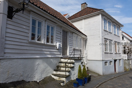 红瓦白墙的阶梯式住宅群落