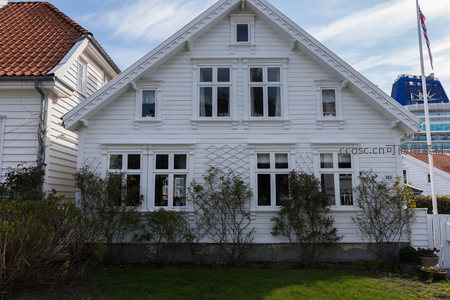 白色木屋与绿植相映成趣的宁静街景