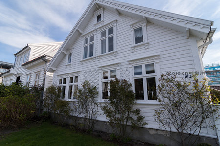 北欧风格白色木屋侧面特写