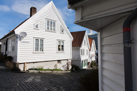 鹅卵石小巷中的传统白色木屋群