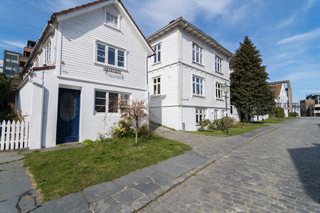 蓝门白墙住宅与石板路构成的欧式街景