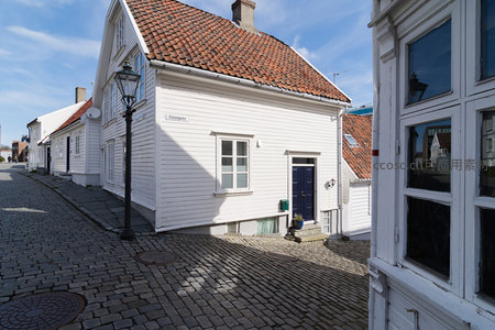 红瓦白墙的斜坡小巷风情