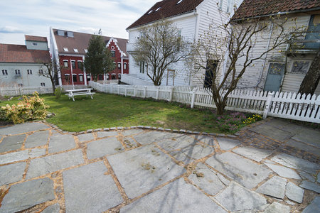 白栅栏环绕的庭院与红砖房