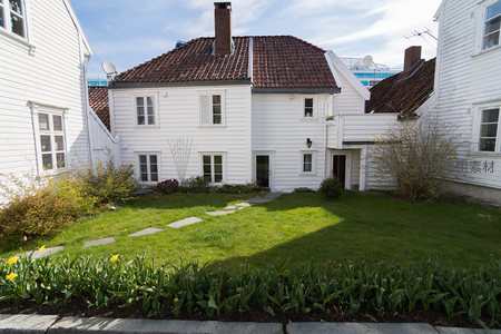 后院绿茵与红瓦白墙的和谐