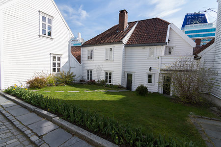 庭院绿茵中的传统白屋与游轮