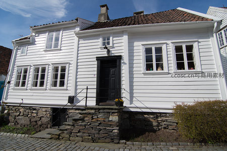 经典白屋配黑门与石基墙