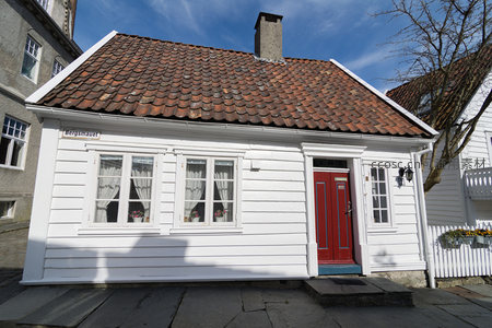 红门白墙北欧小屋晴空下静谧安详