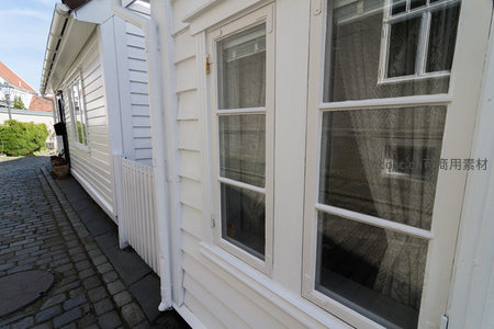 白墙木屋窗棂映衬石板小径幽深