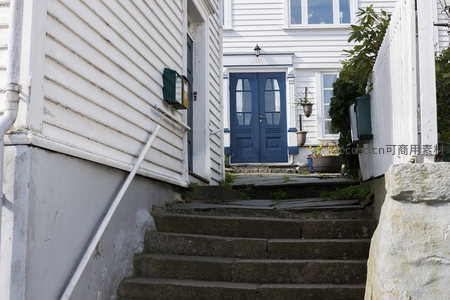 白色木屋与石阶小径的宁静角落