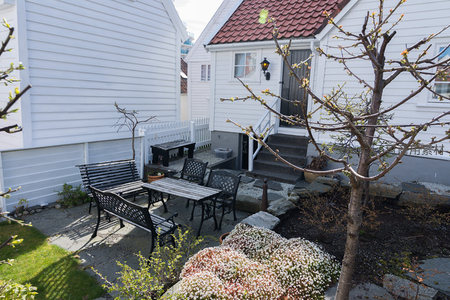 庭院中的黑色铁艺桌椅与花丛