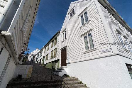 白色木屋与石阶小巷的宁静街景