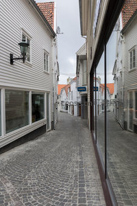 镜面玻璃反射下的狭窄石板商业街