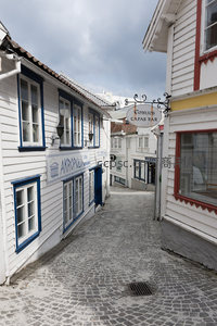 蓝框门窗的鹅卵石街道与酒吧招牌