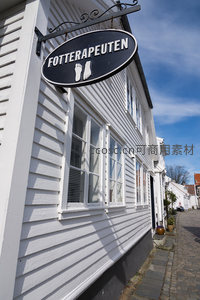 白色木屋街角足疗店招牌特写