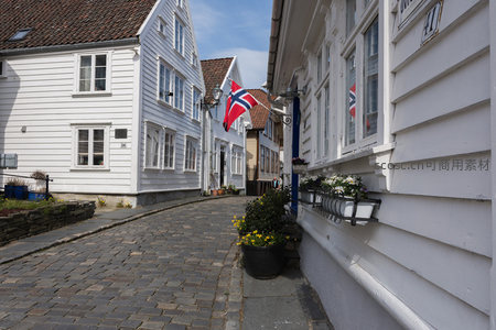 挪威风情石板路与飘扬国旗
