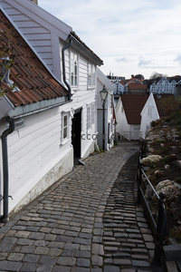 鹅卵石小径通往白屋群落