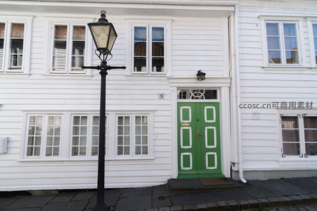 白色木屋与绿色门扉的宁静街景
