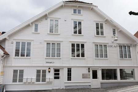 白色坡顶木楼街角商铺景象