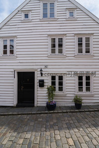 编号47号白色木屋配黑门石板路