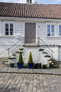 石阶小径通向灰门白墙老宅庭院