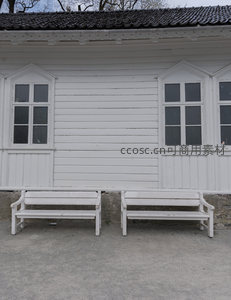 白色长椅静置古朴木屋前空旷庭院
