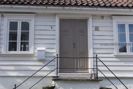 编号62号的灰色木门住宅