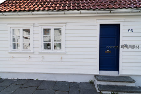 蓝门白墙小屋与石阶铺路