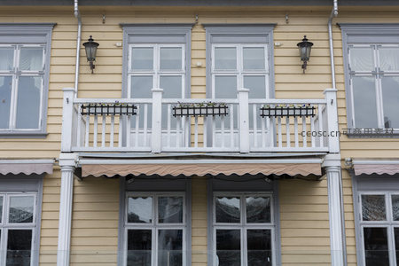 黄色外墙阳台配花箱与遮阳棚