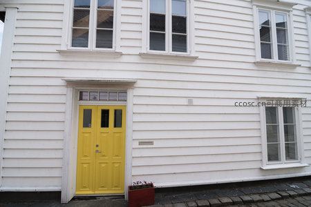 白色木屋配鲜黄色大门，简约北欧风情