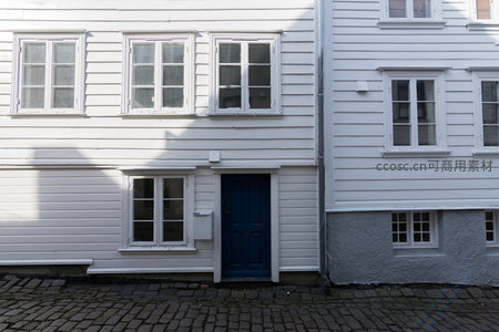 蓝门白墙老宅，石板小径映衬古朴韵味