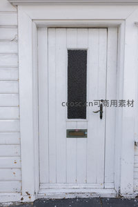 简约白色竖条纹门带磨砂玻璃窗的朴素入口