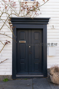 黑色双开门配深色门框的沉稳住宅入口