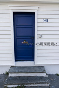 宝蓝色单门配金色信箱的现代简约住宅入口