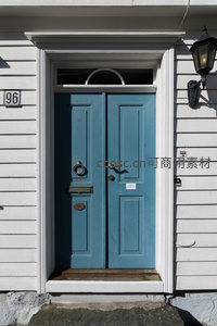 浅蓝双门配拱窗，门环信箱显古韵