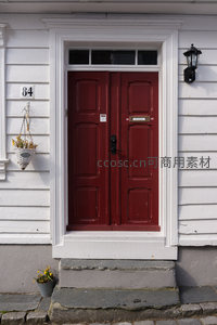 酒红双门挂花篮，白墙石阶迎宾客