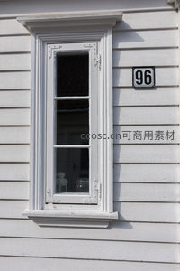 白色木屋窗框与门牌号96的特写