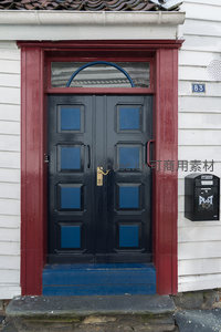 黑蓝双色门搭配红色门框的欧式设计