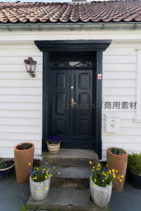 黑门白墙配陶盆鲜花，北欧庭院春意盎然