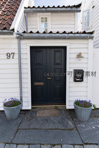 97号黑门白屋，紫花相伴邮筒守候宁静街角