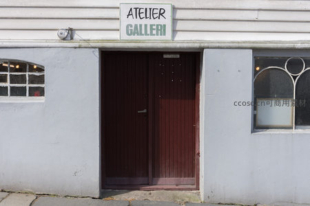 画廊工作室红木门，简约灰墙透艺术气息