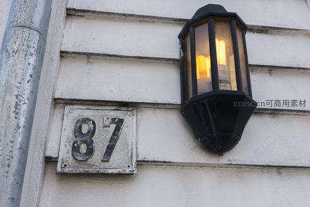 门牌87号旁复古壁灯温暖亮起