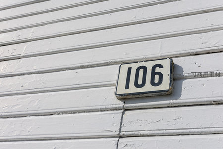 门牌号106固定在白色木板墙面上