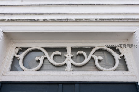 古典风格门楣装饰，卷曲线条优雅精致