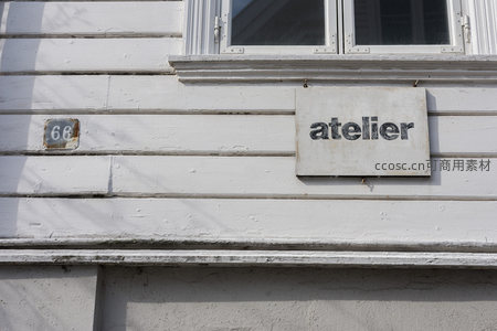 白色墙面上挂着标有atelier的招牌和门牌68
