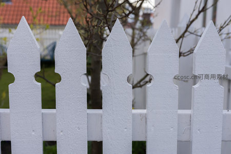 白色尖顶篱笆围栏特写
