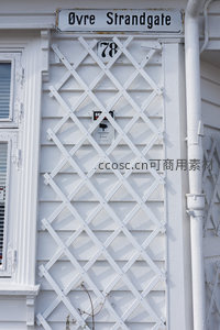 街牌下的白色格栅墙面